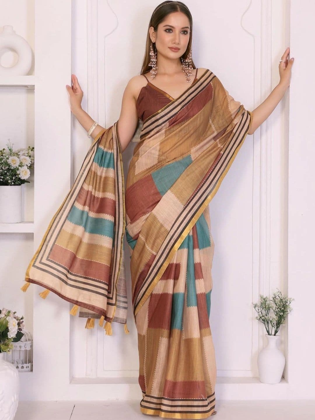 Pixie lane Striped Zari Linen Blend Saree thumbnail 3