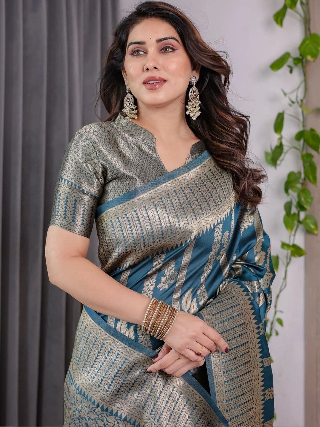 Mitera Woven Design Zari Silk Blend Designer Saree thumbnail 7
