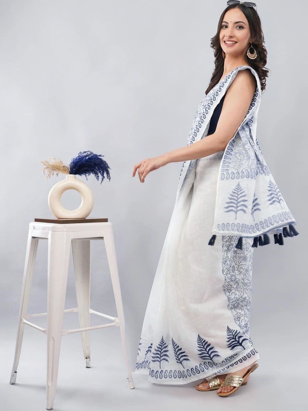 Pixie lane Floral Linen Blend Saree thumbnail 5