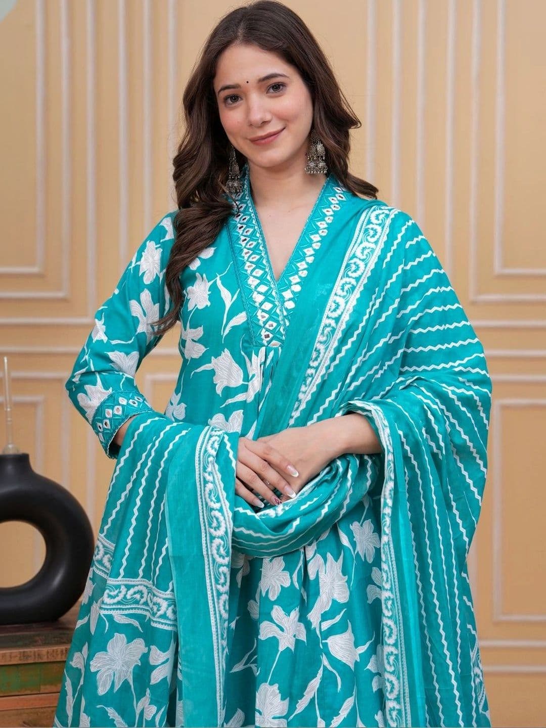 MEERA FAB Women Floral Printed Regular Pure Cotton Kurta with Palazzos & With Dupatta thumbnail 4