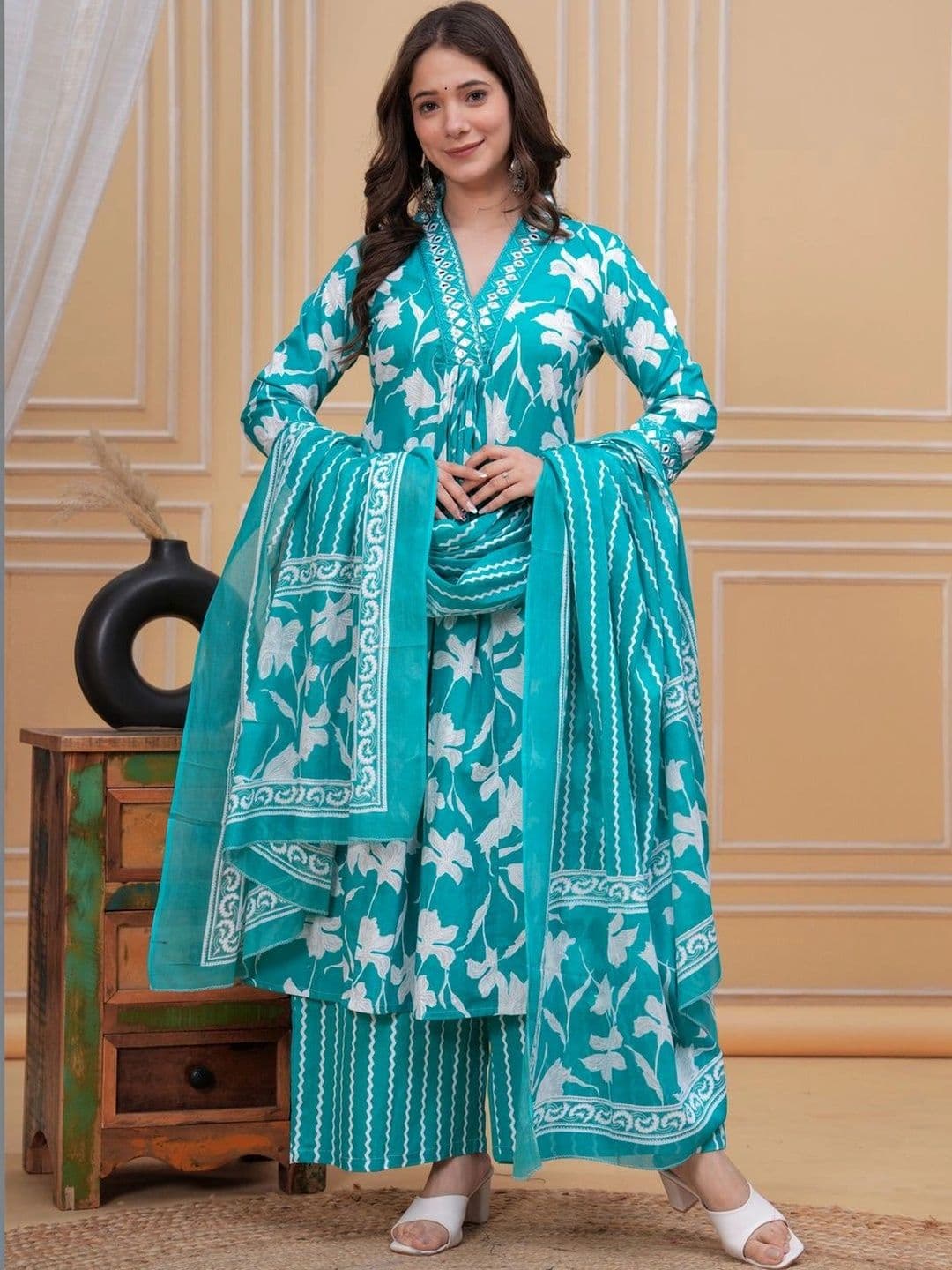 MEERA FAB Women Floral Printed Regular Pure Cotton Kurta with Palazzos & With Dupatta thumbnail 3