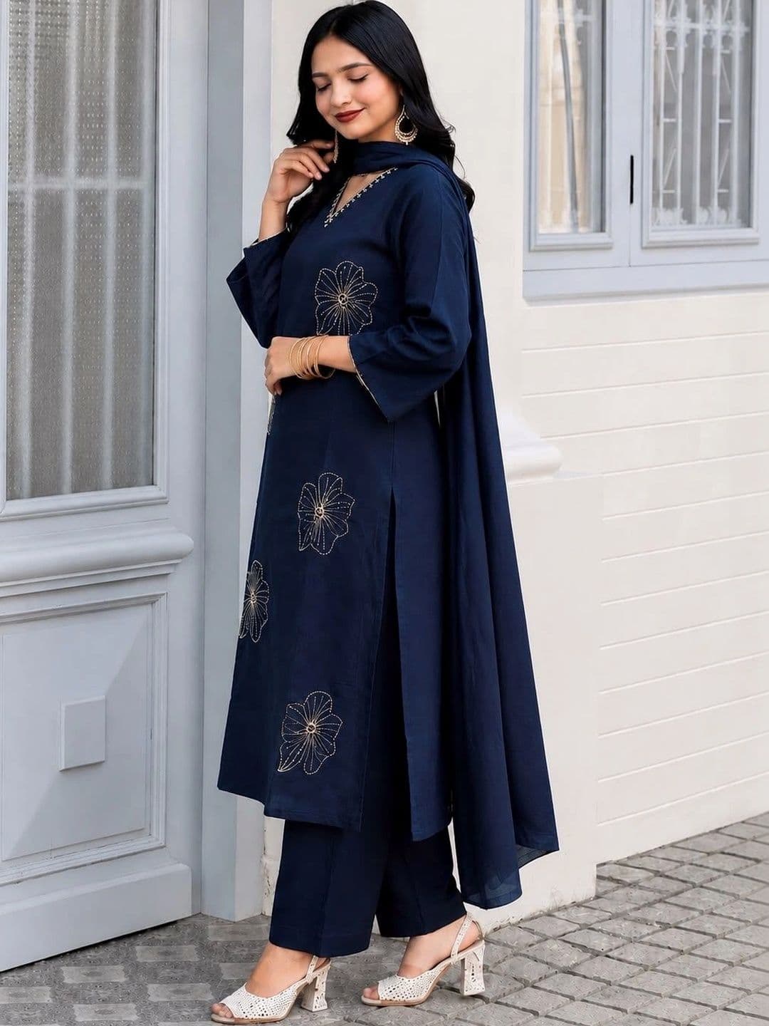 Sangria Women Ethnic Motifs Embroidered Regular Thread Work Kurta with Trousers & With Dupatta thumbnail 4