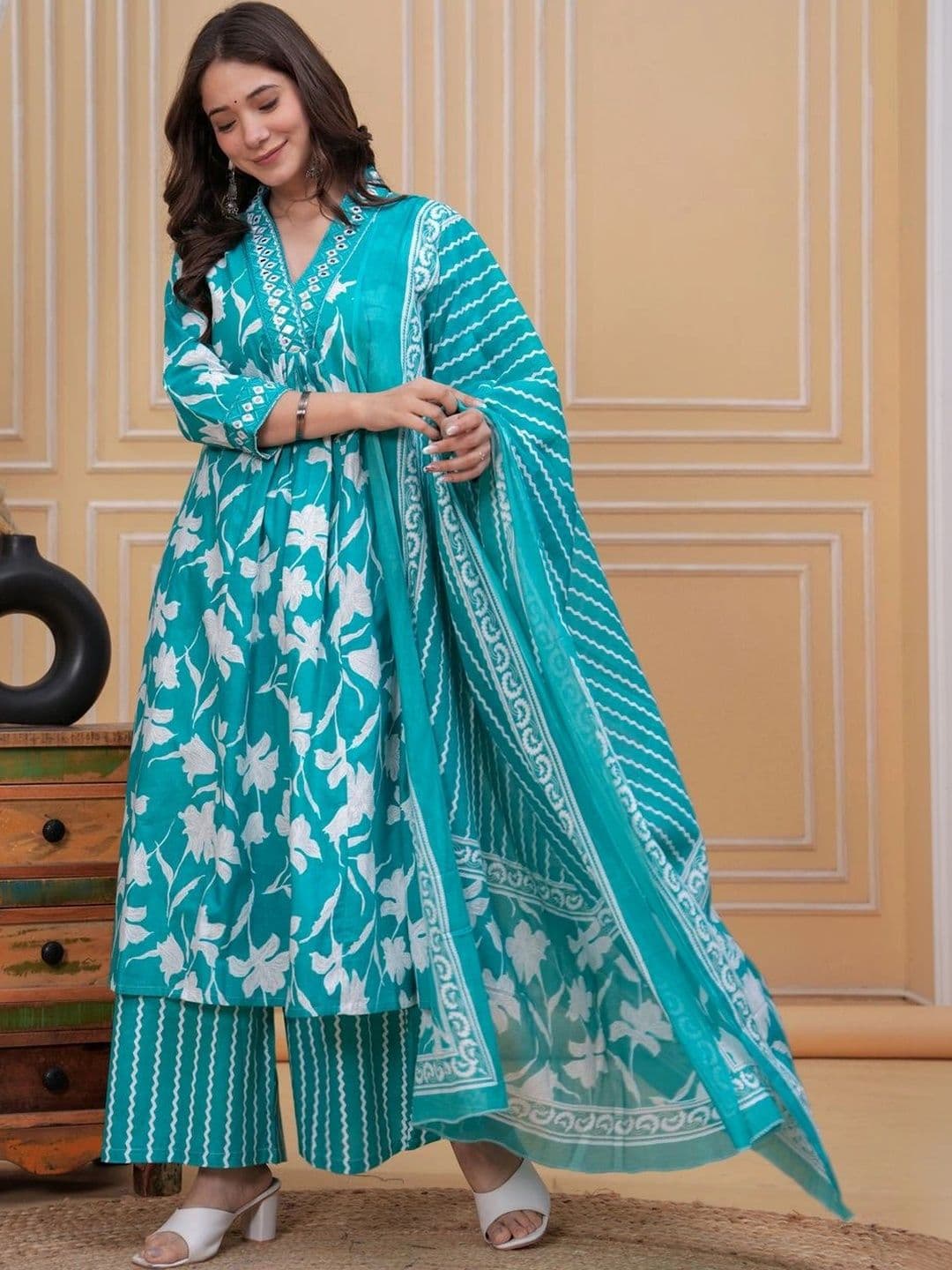MEERA FAB Women Floral Printed Regular Pure Cotton Kurta with Palazzos & With Dupatta thumbnail 7