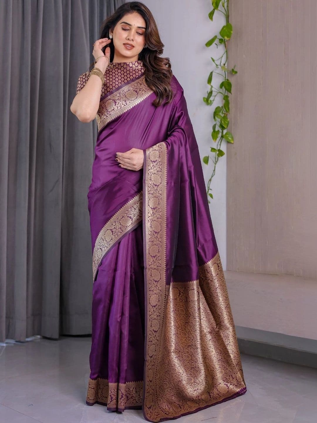 Mitera Woven Design Zari Silk Blend Designer Saree thumbnail 4