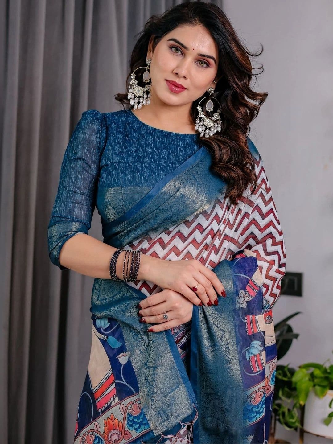 Mitera Women Floral Zari Silk Blend Designer Saree thumbnail 4