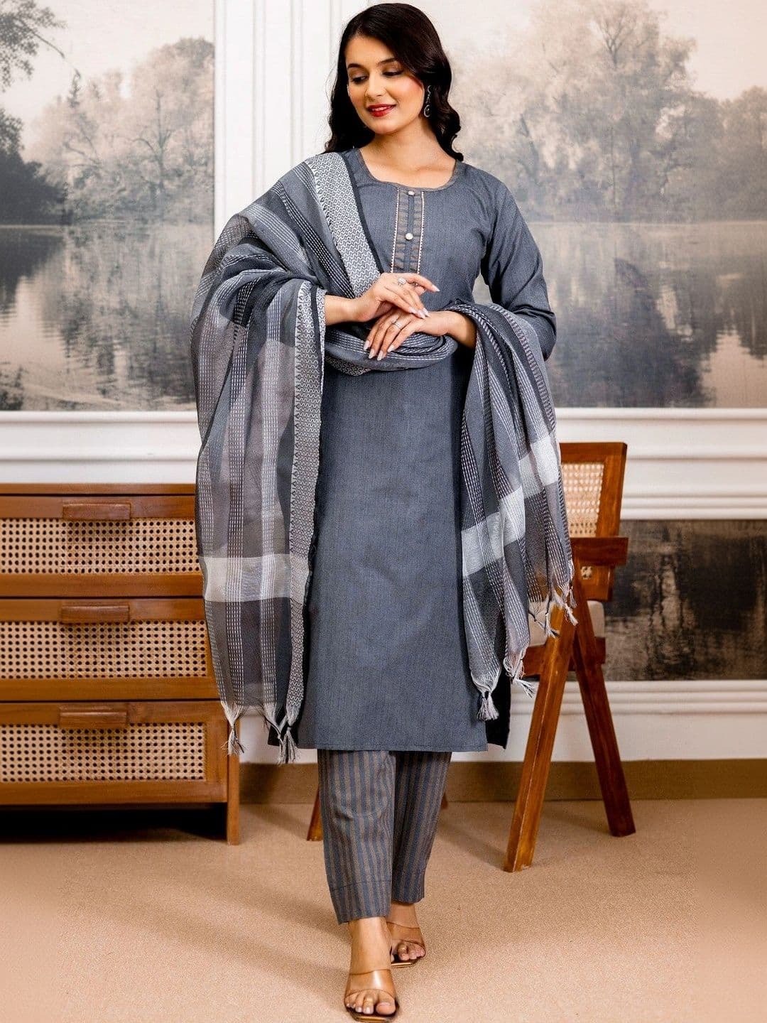 Ibrana Women Regular Thread Work Kurta with Trousers & With Dupatta thumbnail 5