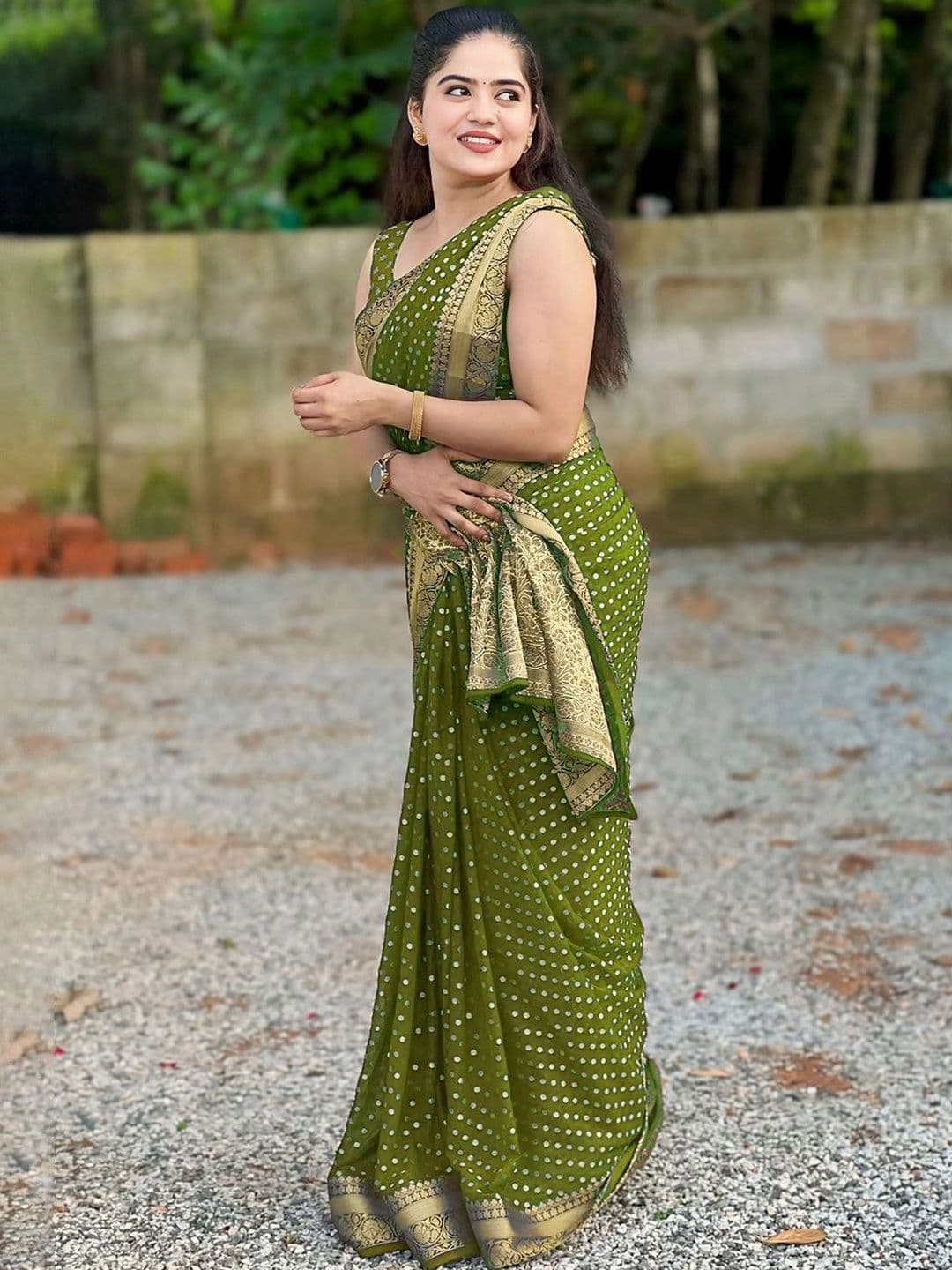 SANISA Women Polka Dot Zari Silk Blend Saree thumbnail 4