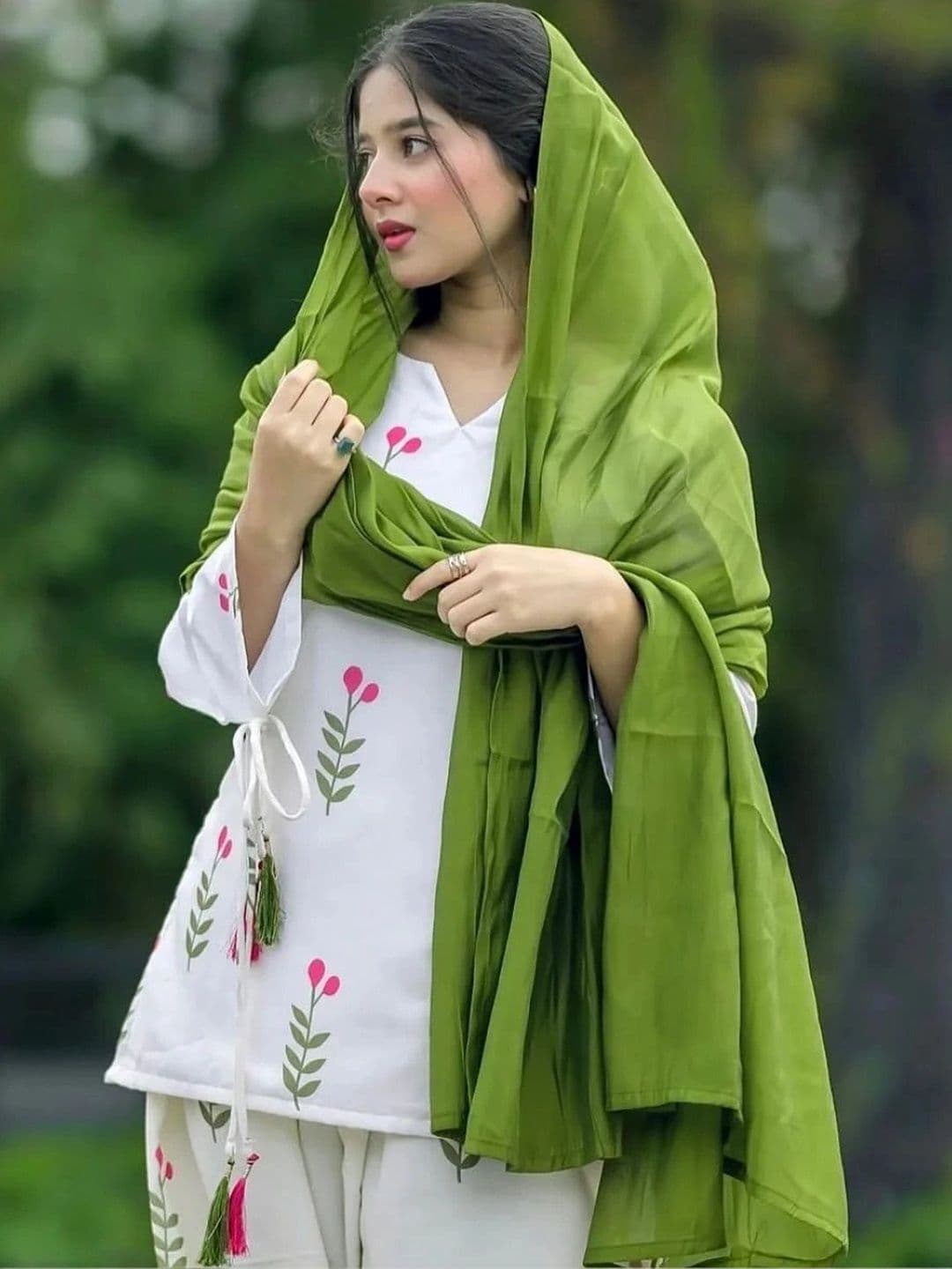 Liksha Clothing Women Floral Printed Kurta with Palazzos & With Dupatta thumbnail 3