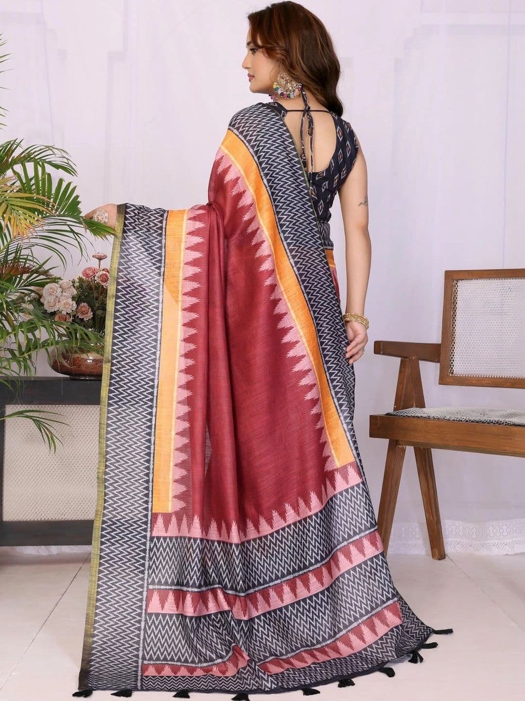 Pixie lane Women Chevron Printed Zari Linen Blend Saree thumbnail 4