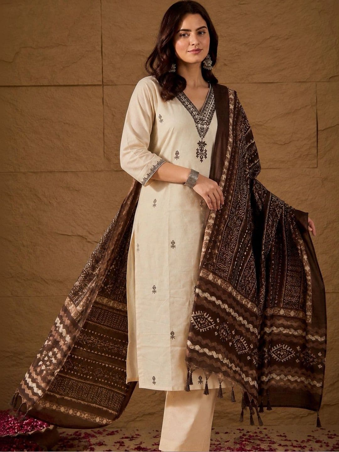 Sangria Women Ethnic Motifs  Regular Thread Work Linen Kurta with Palazzos & With Dupatta thumbnail 2