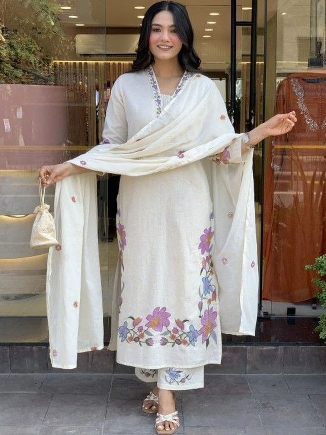 Laasika Women Floral Printed Regular Kurta with Palazzos & With Dupatta thumbnail 3