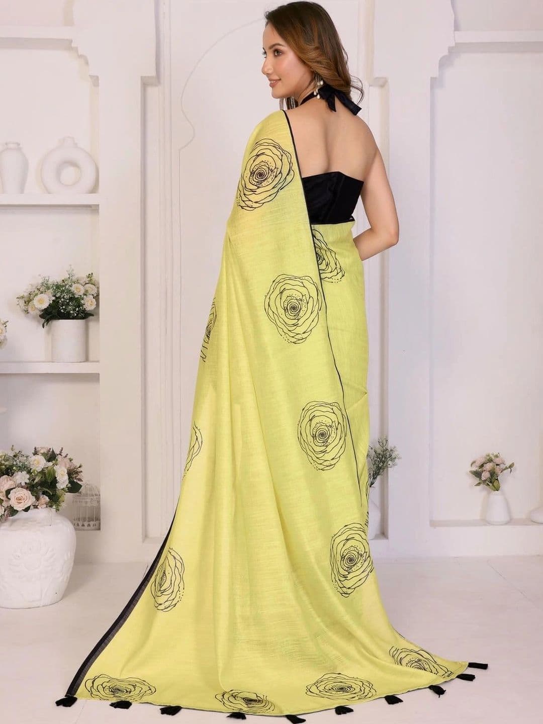 Pixie lane Women  Floral Zari Linen Blend Saree thumbnail 3