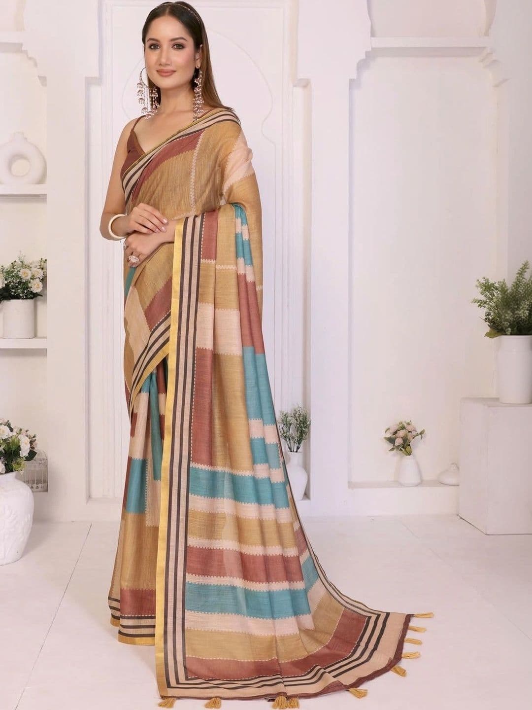 Pixie lane Striped Zari Linen Blend Saree thumbnail 4