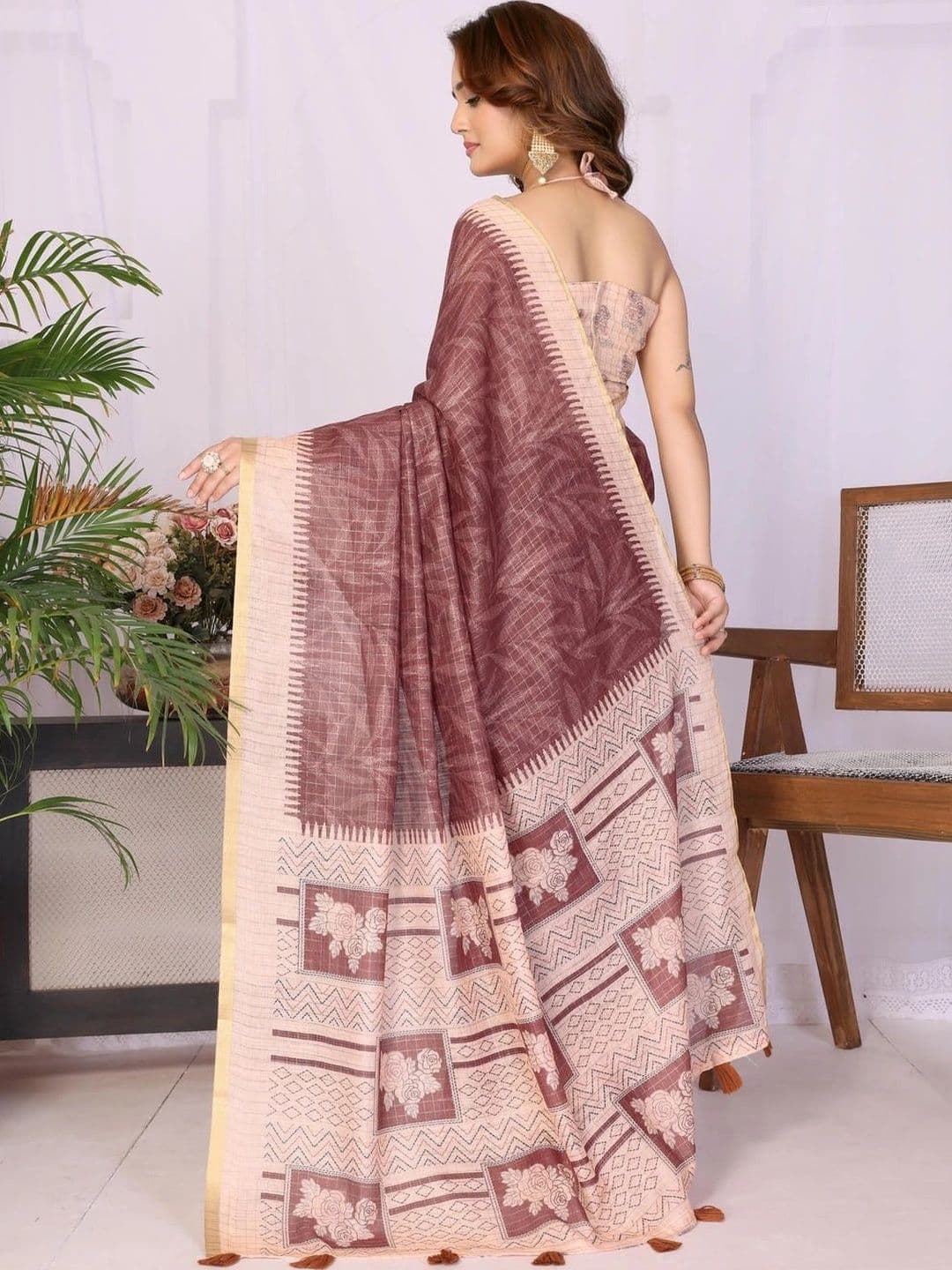 Pixie lane Woven Design Zari Linen Blend Saree thumbnail 3