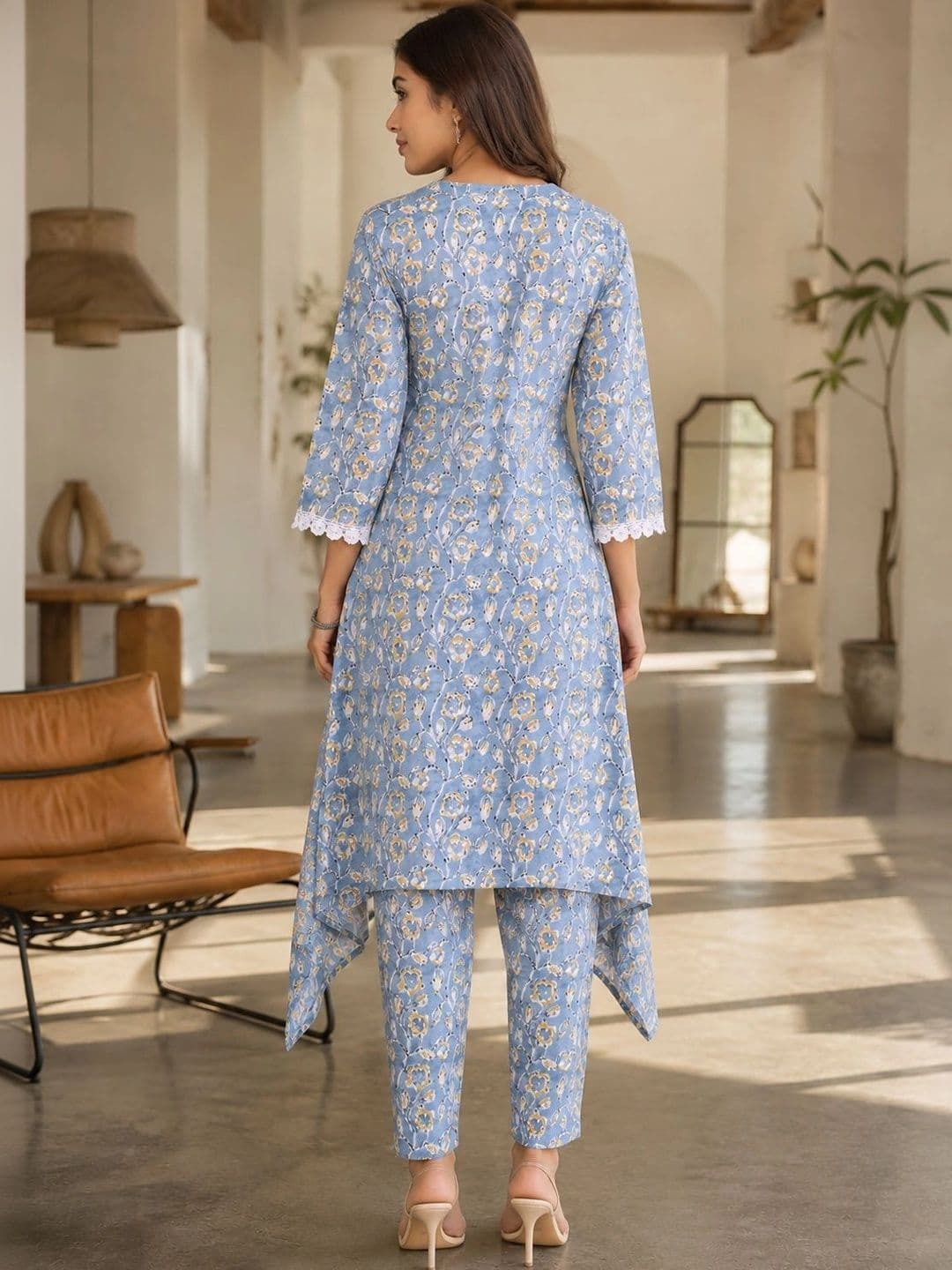 Bunai Women Floral Printed Regular Kurta with Trousers thumbnail 5