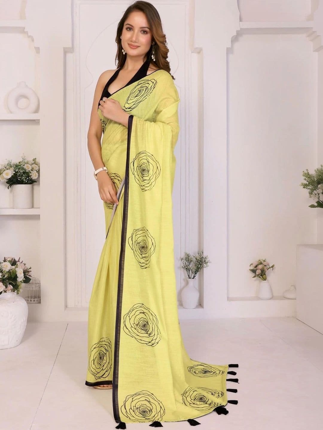Pixie lane Women  Floral Zari Linen Blend Saree thumbnail 4