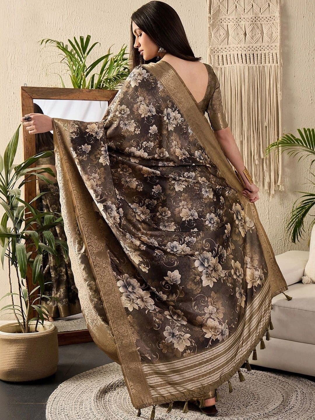 Sangria Floral Zari Silk Blend Designer Sungudi Saree thumbnail 2
