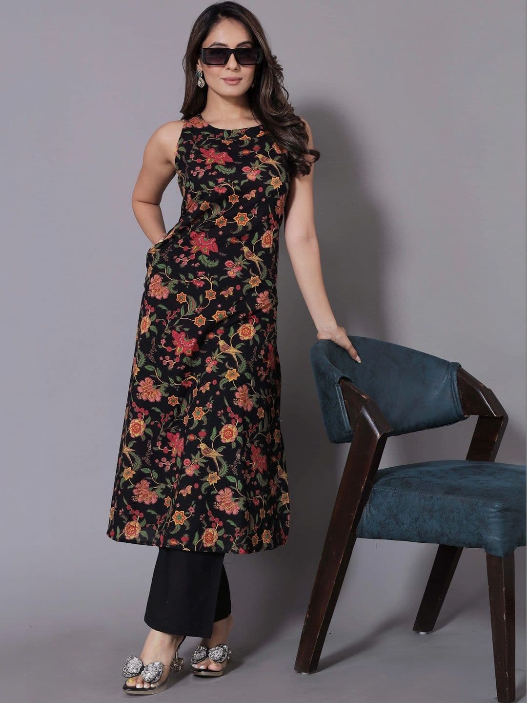 Charan Kanya Women Floral Printed Pure Cotton Straight Kurta with Palazzos thumbnail 5