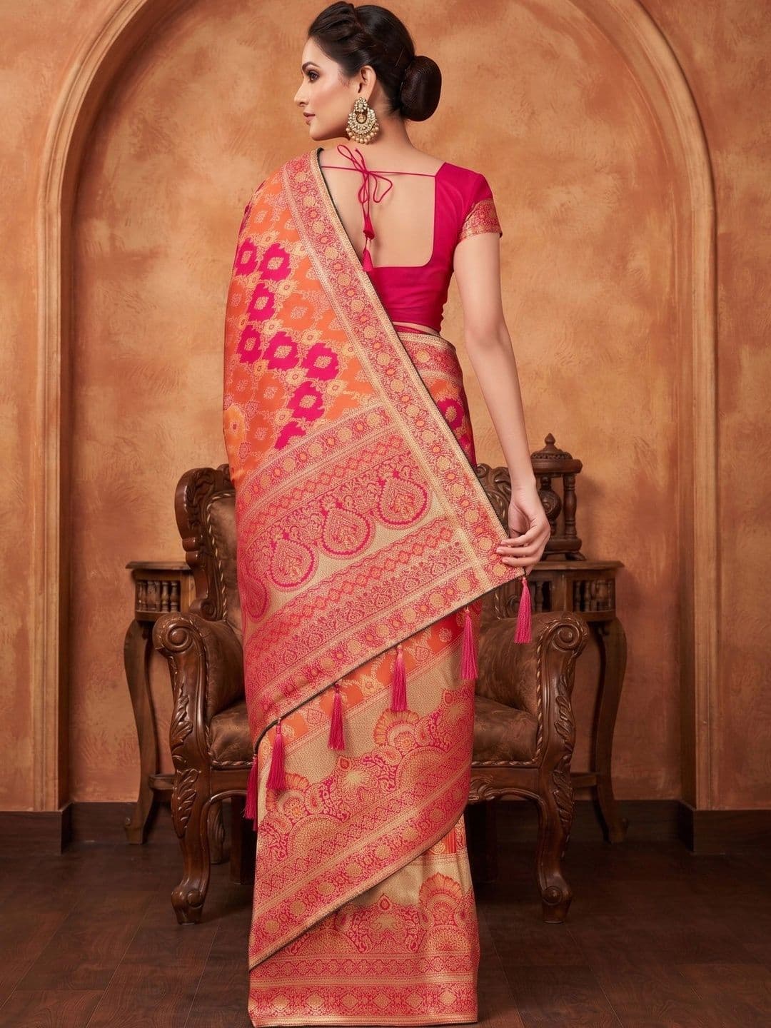 MONJOLIKA FASHION Woven Design Zari Silk Blend Banarasi Saree thumbnail 3