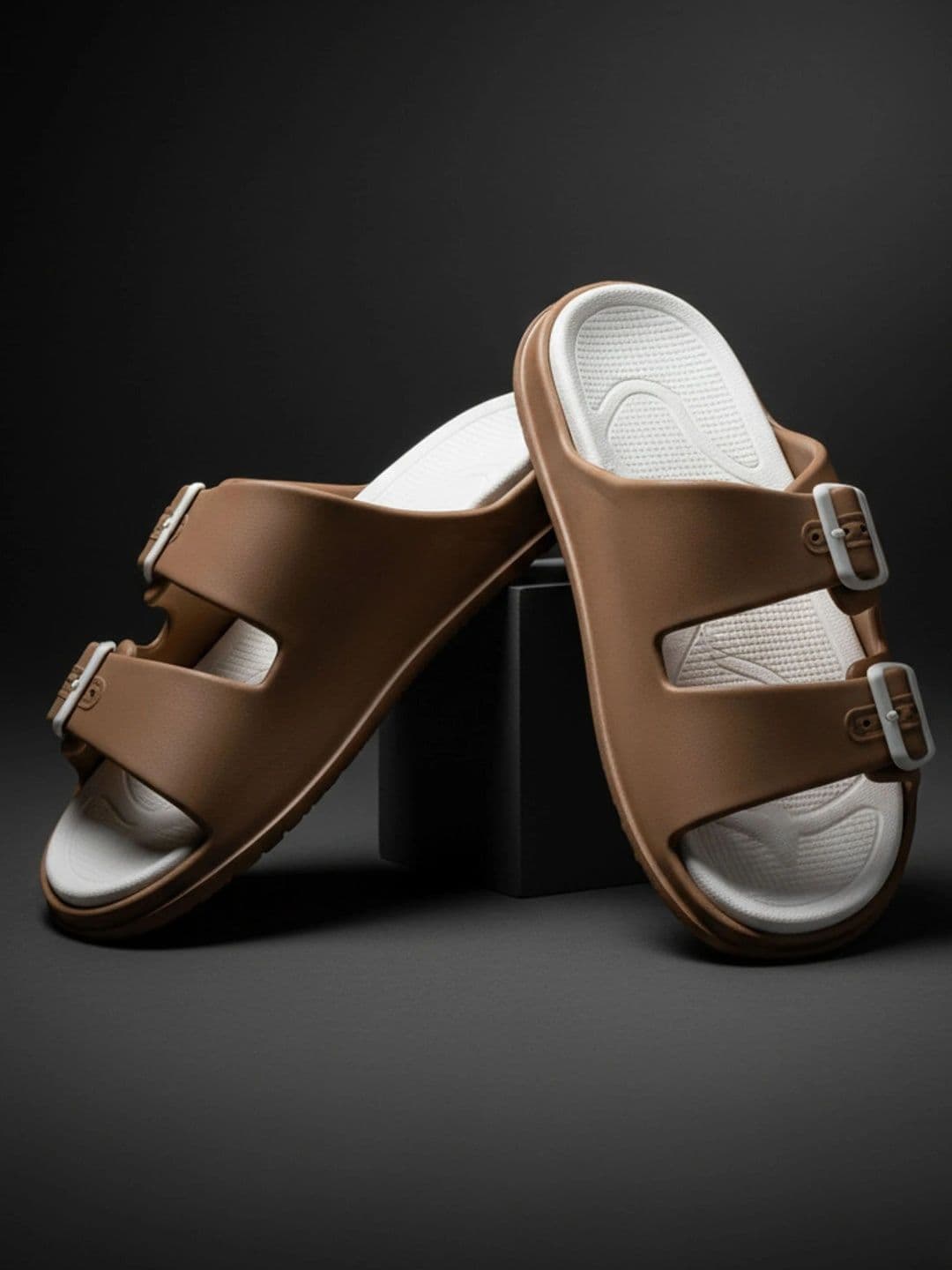 The Roadster Lifestyle Co Men Colourblocked Rubber Sliders thumbnail 6
