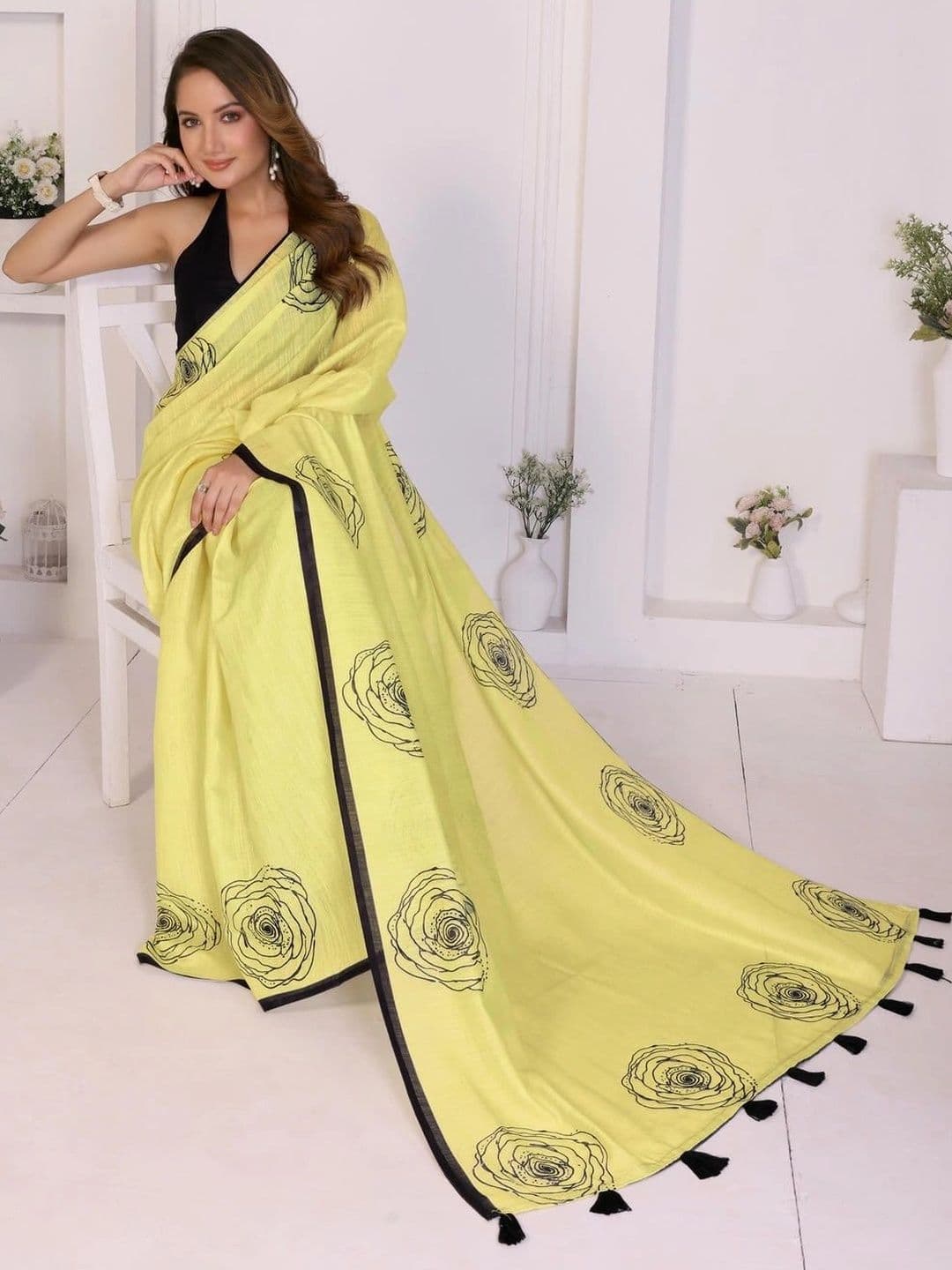 Pixie lane Women  Floral Zari Linen Blend Saree thumbnail 7