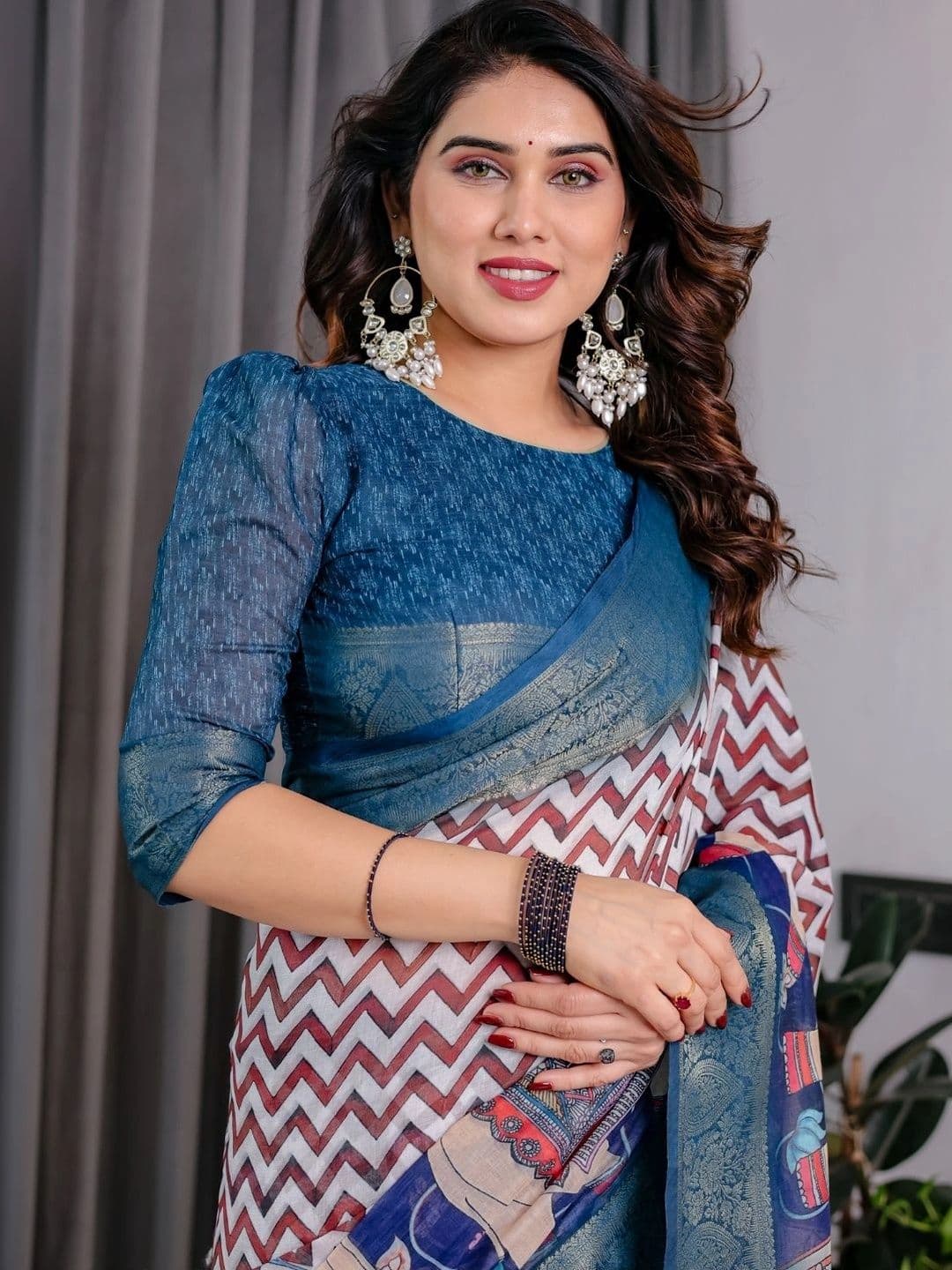 Mitera Women Floral Zari Silk Blend Designer Saree thumbnail 2