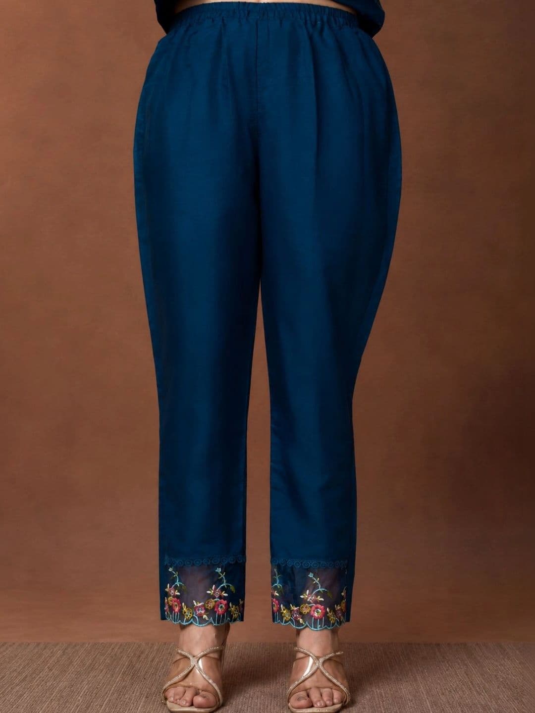 PAUSE Women Embroidered Regular Thread Work Pure Silk Kurta with Trousers & With Dupatta thumbnail 4