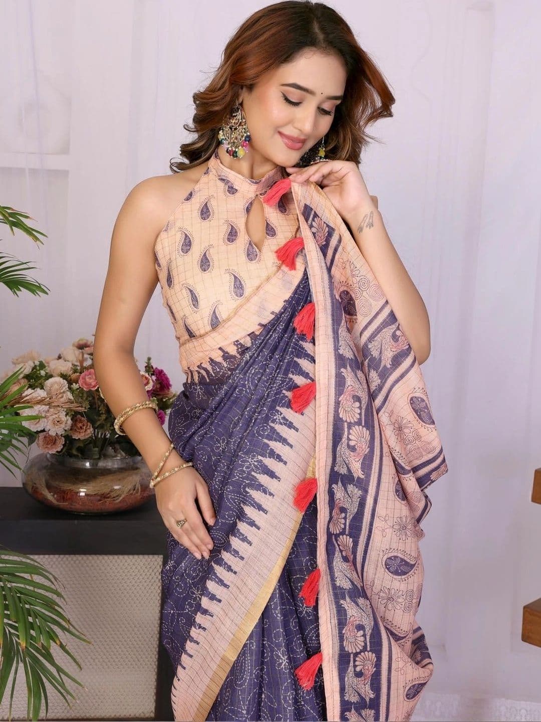 Pixie lane Floral Zari Linen Blend Saree thumbnail 2