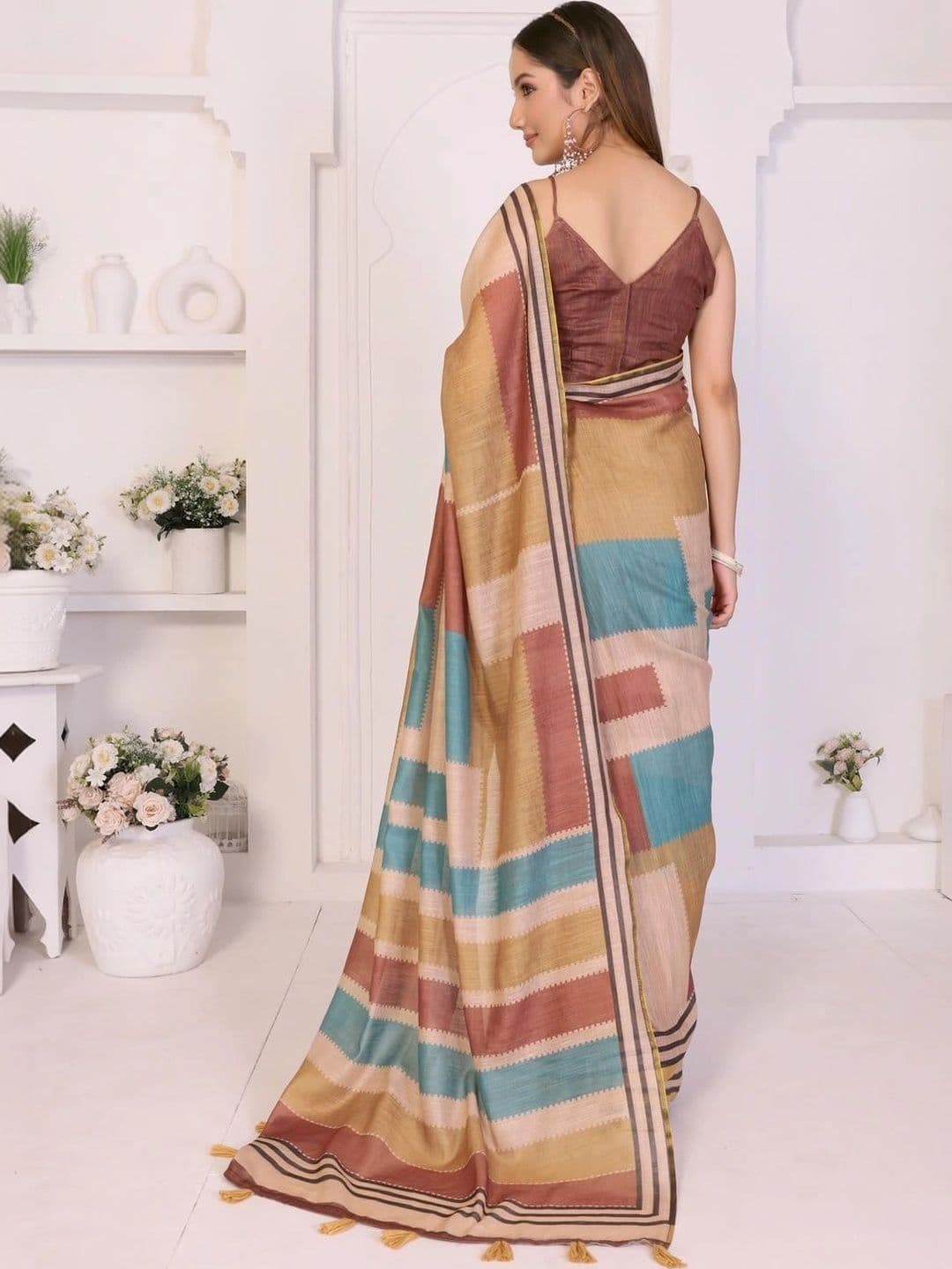 Pixie lane Striped Zari Linen Blend Saree thumbnail 5