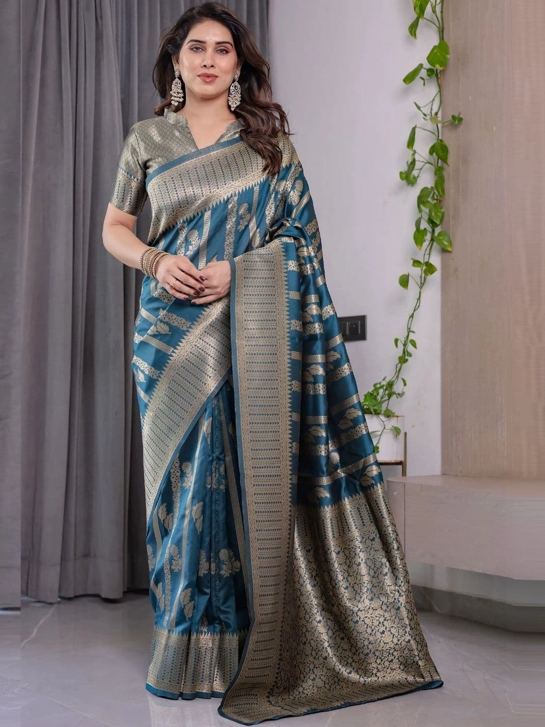 Mitera Woven Design Zari Silk Blend Designer Saree thumbnail 5