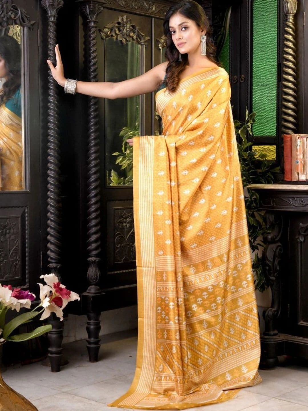 ARQIVO  Women Woven Design Silk Blend Handloom Saree thumbnail 4