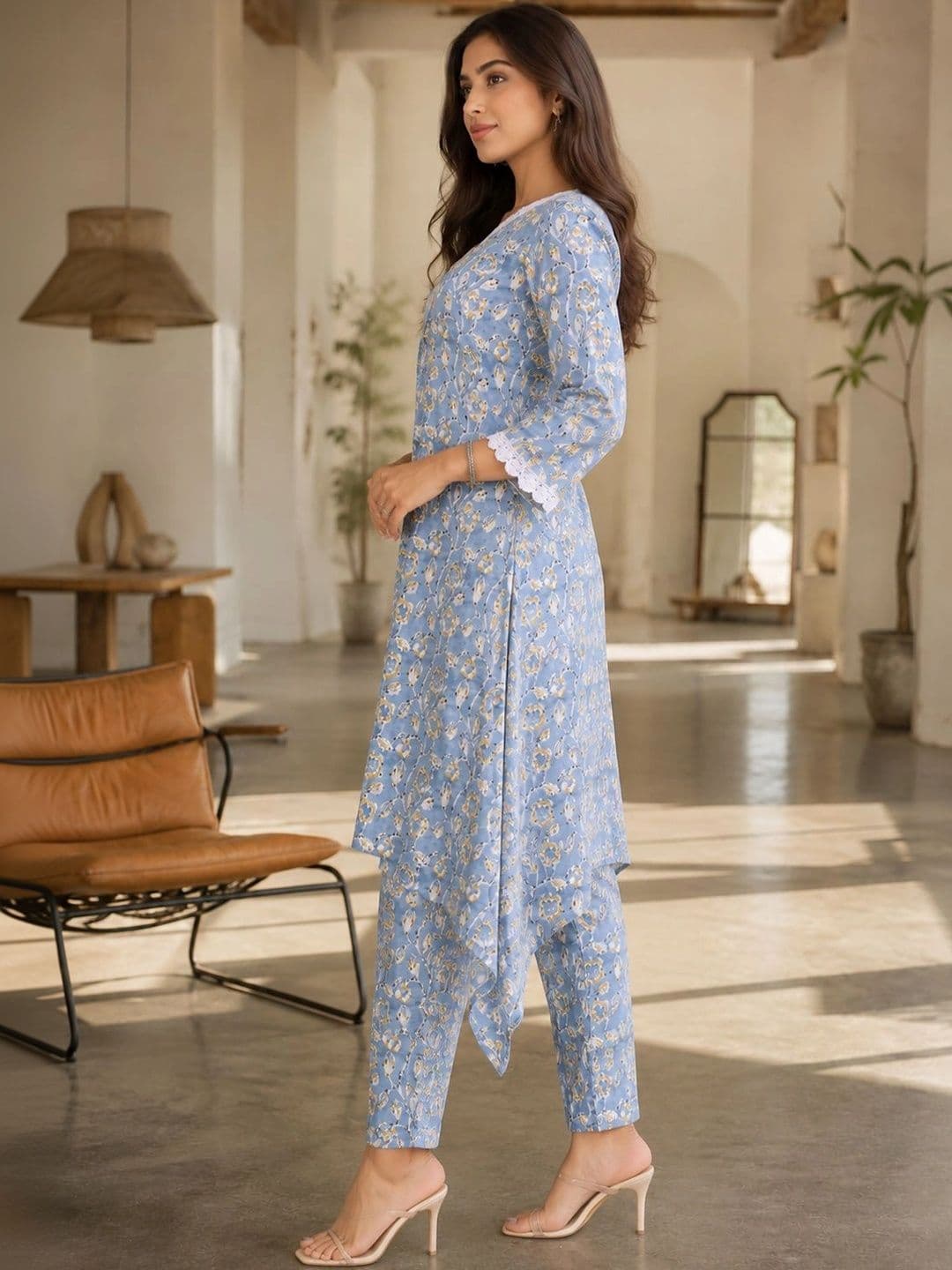 Bunai Women Floral Printed Regular Kurta with Trousers thumbnail 4