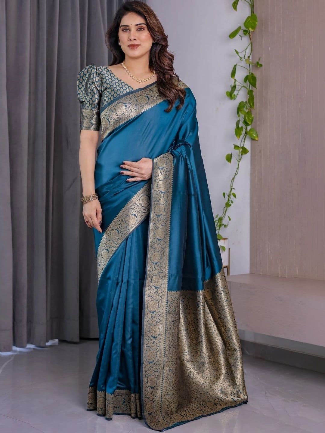 Mitera Woven Design Zari Silk Blend Designer Saree thumbnail 3