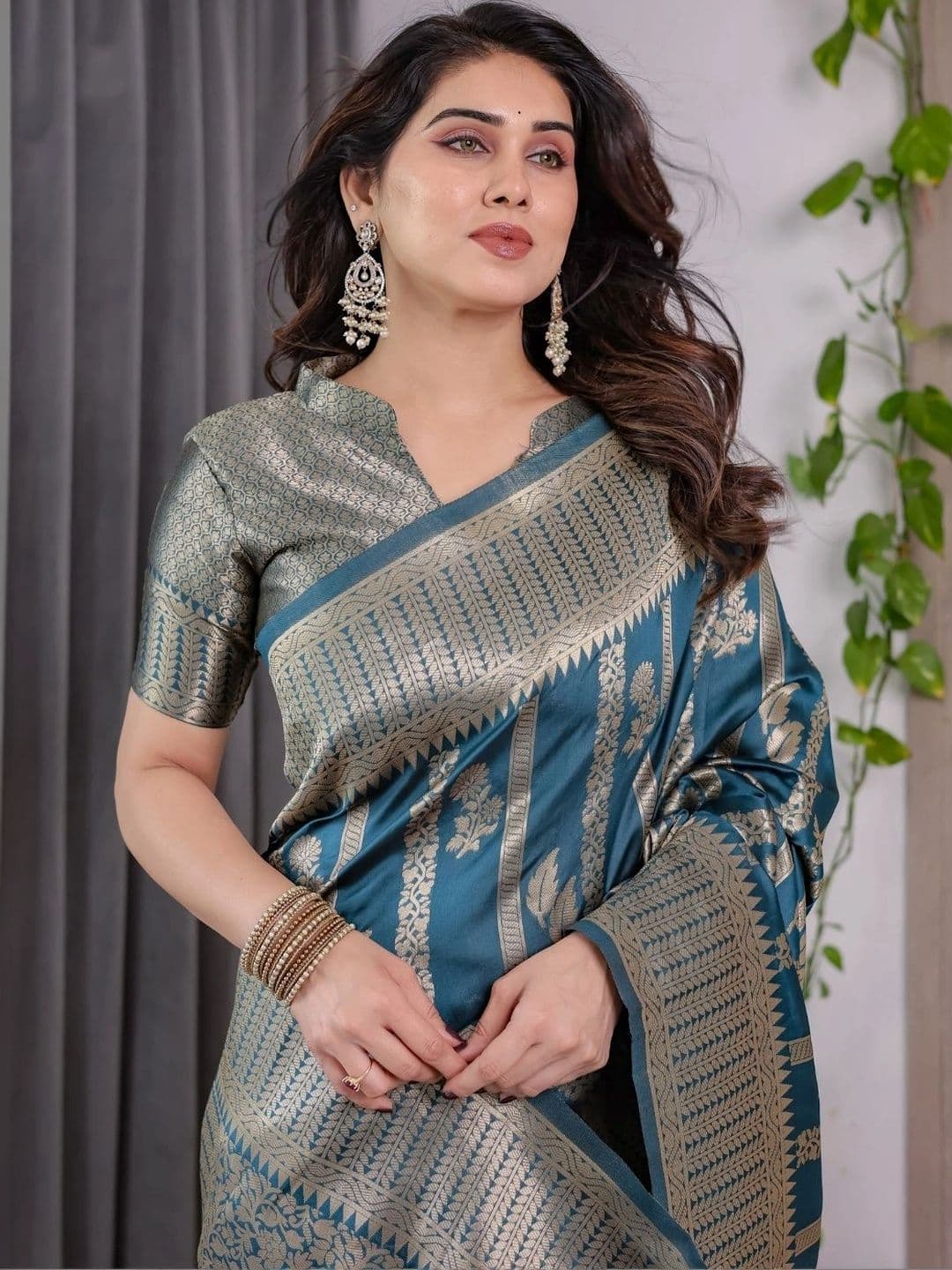 Mitera Woven Design Zari Silk Blend Designer Saree thumbnail 4