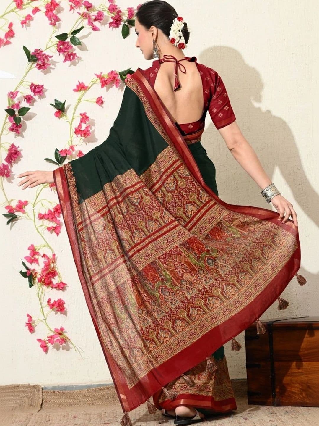 KALINI Women Ethnic Motifs Saree thumbnail 2