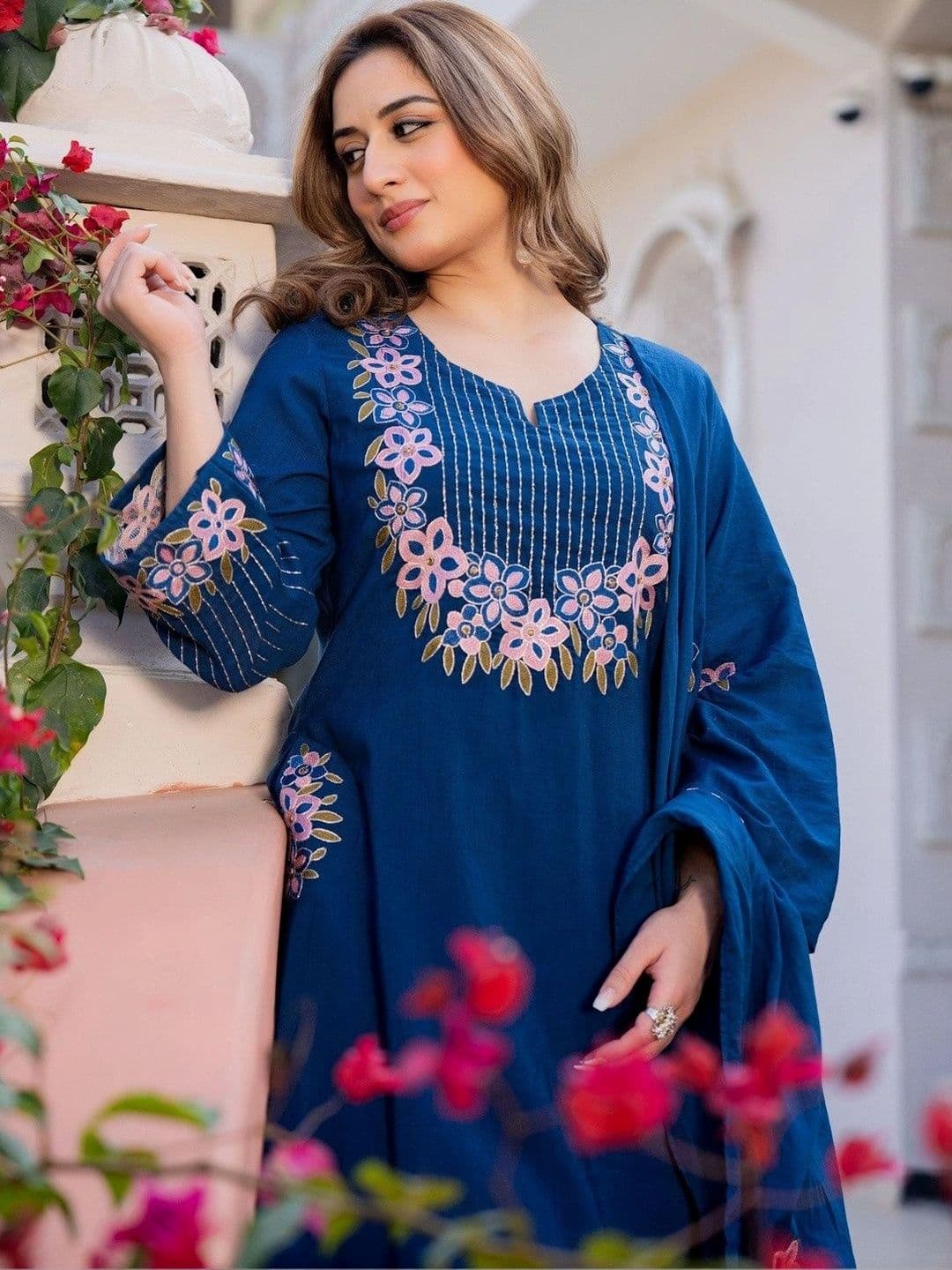 Cute fellow Women Floral Regular Thread Work Kurta with Palazzos & With Dupatta thumbnail 6