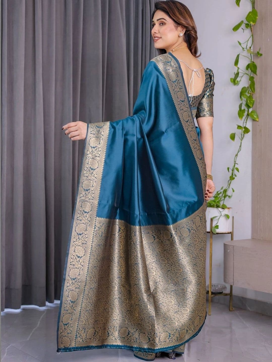 Mitera Woven Design Zari Silk Blend Designer Saree thumbnail 4