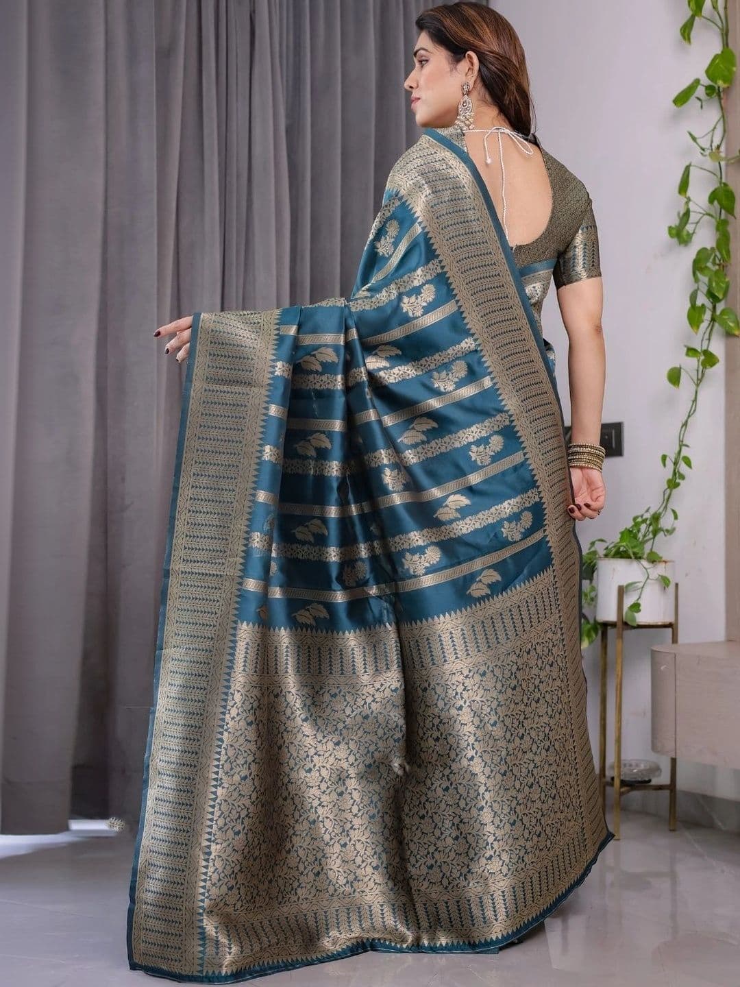 Mitera Woven Design Zari Silk Blend Designer Saree thumbnail 6