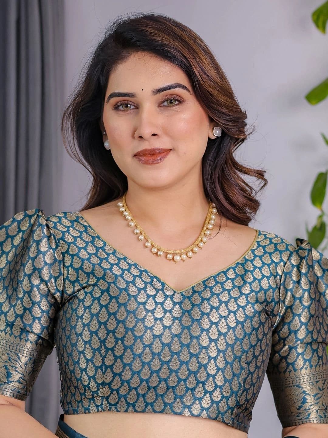 Mitera Woven Design Zari Silk Blend Designer Saree thumbnail 5