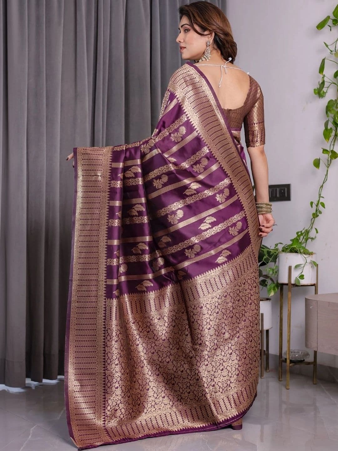 Mitera Woven Design Zari Silk Blend Designer Saree thumbnail 4