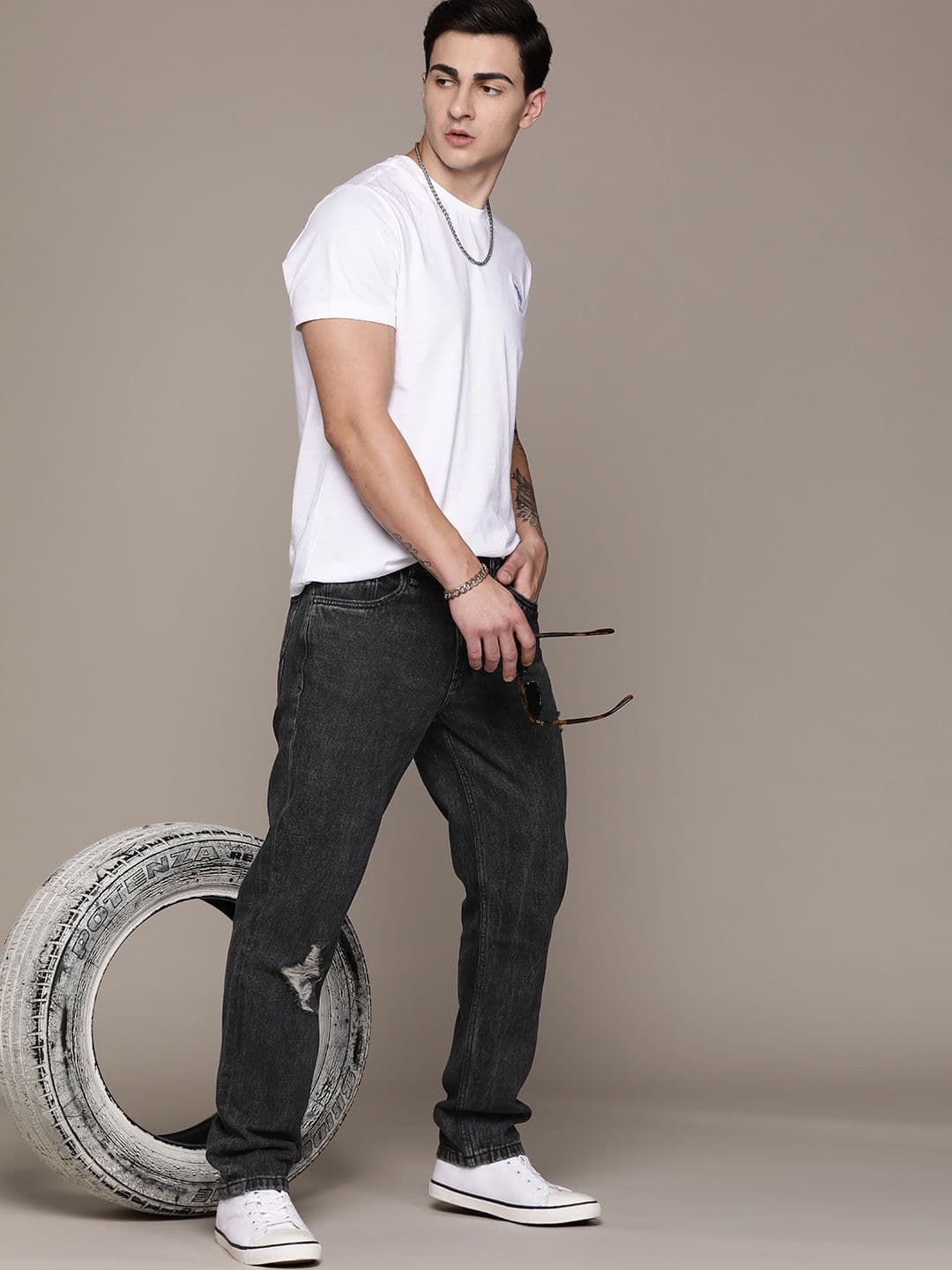 The Roadster Lifestyle Co. Relaxed Fit Pure Cotton Mildly Distress Light Fade Jeans thumbnail 4