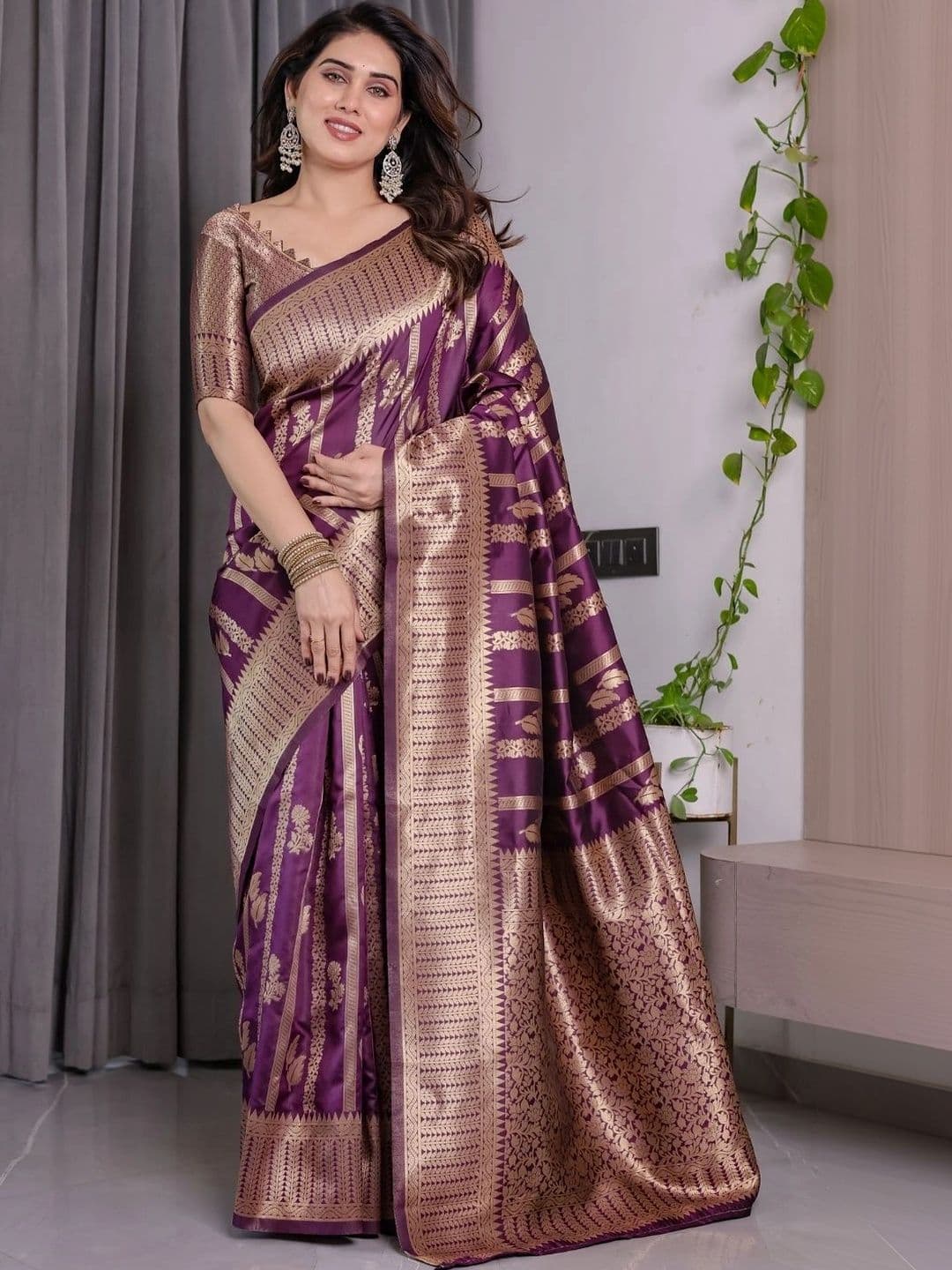 Mitera Woven Design Zari Silk Blend Designer Saree thumbnail 7