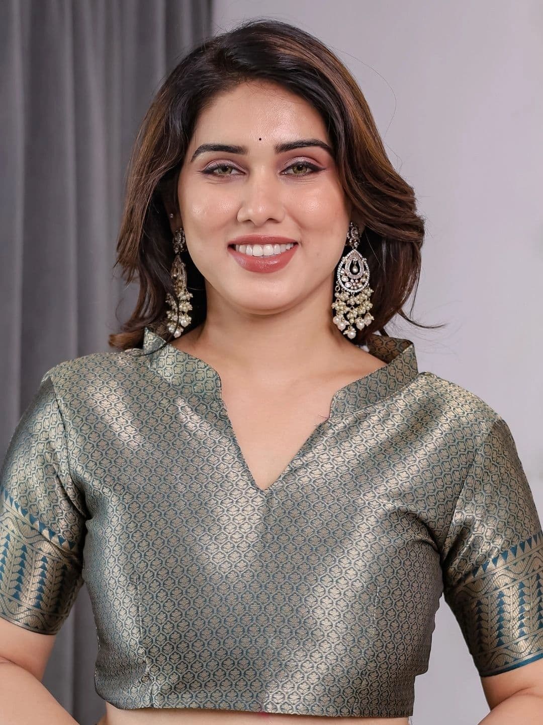 Mitera Woven Design Zari Silk Blend Designer Saree thumbnail 2