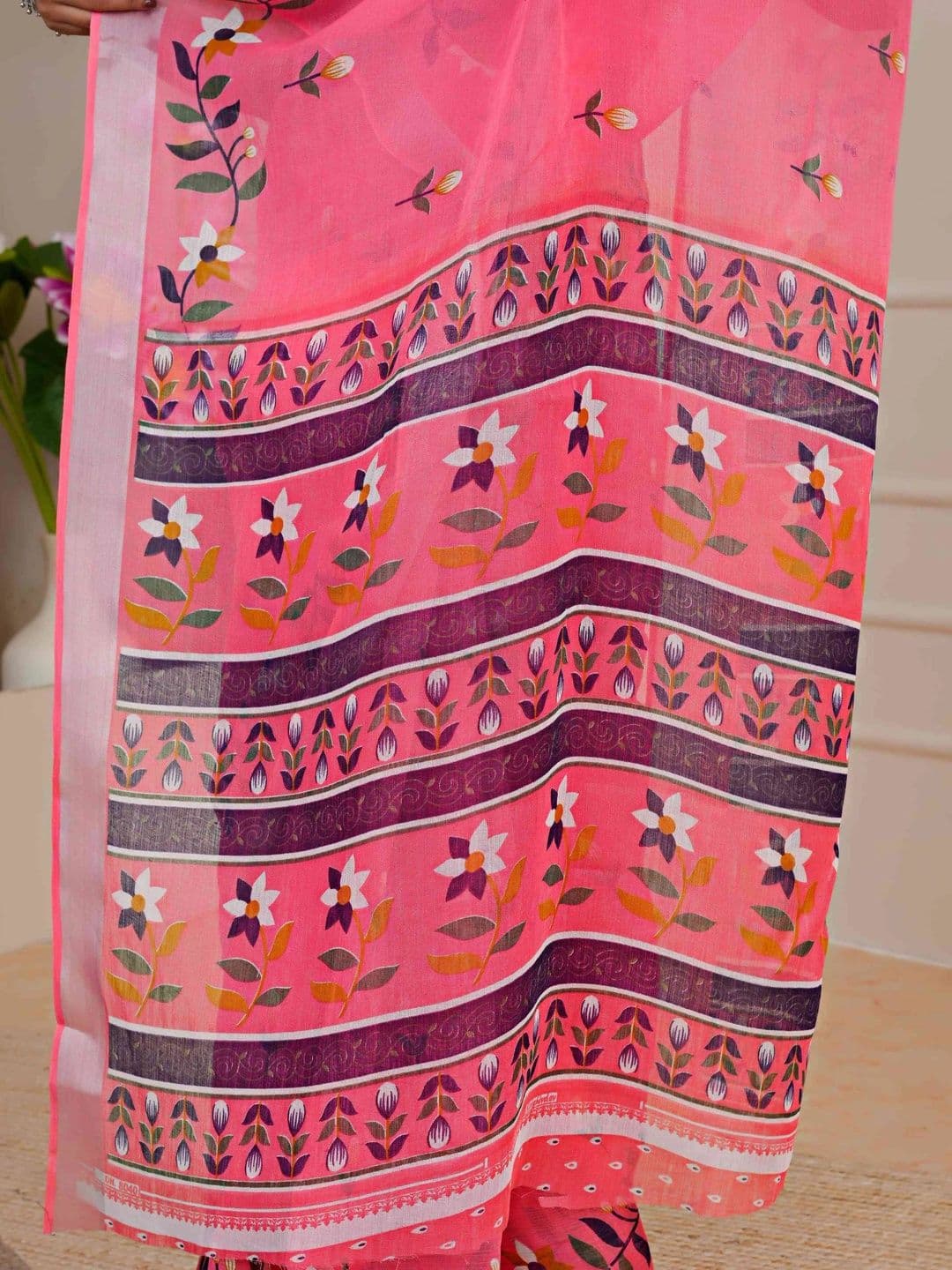 REENAA'S Women Cotton Blend Floral Printed Saree thumbnail 6