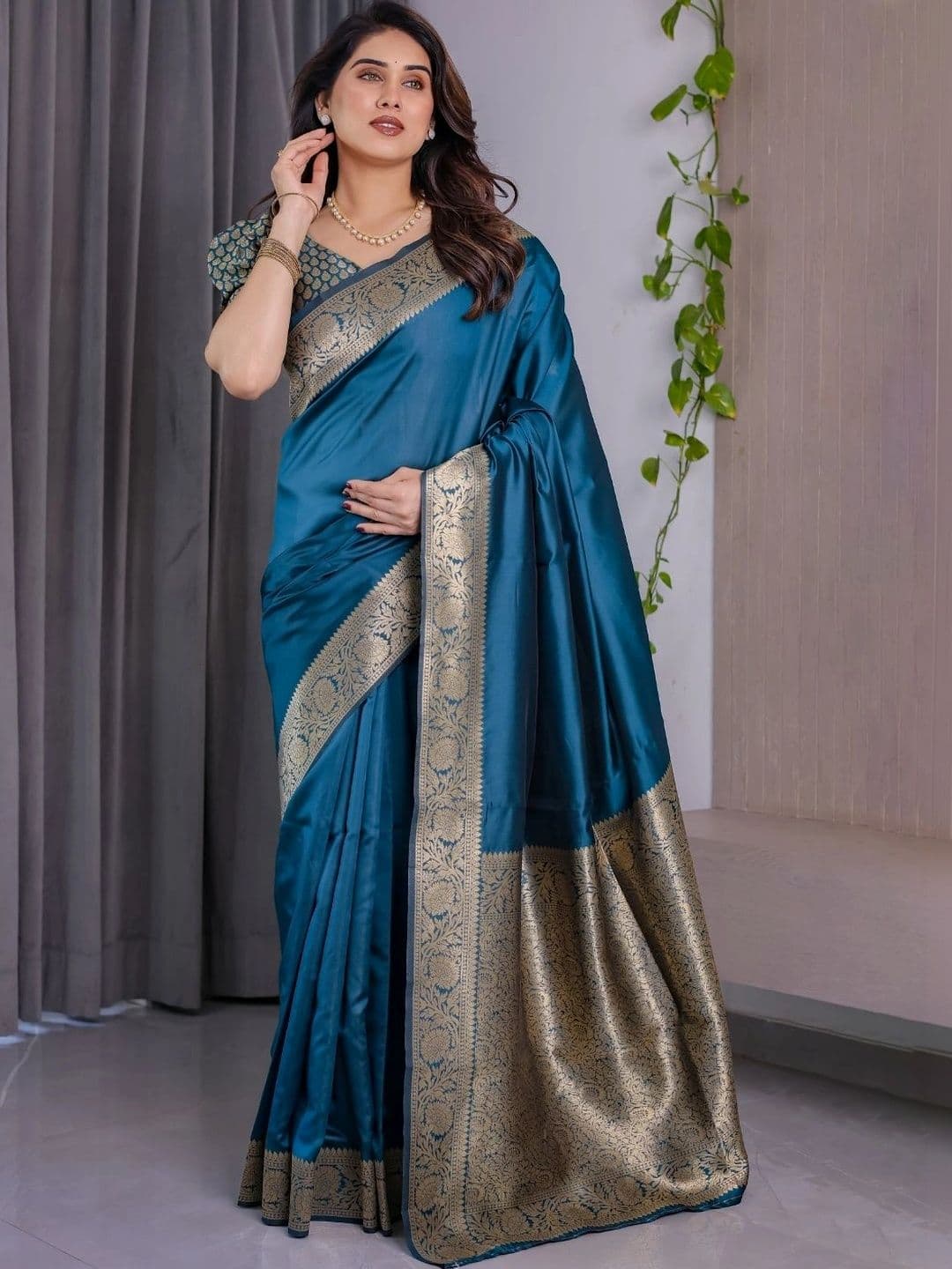 Mitera Woven Design Zari Silk Blend Designer Saree thumbnail 6
