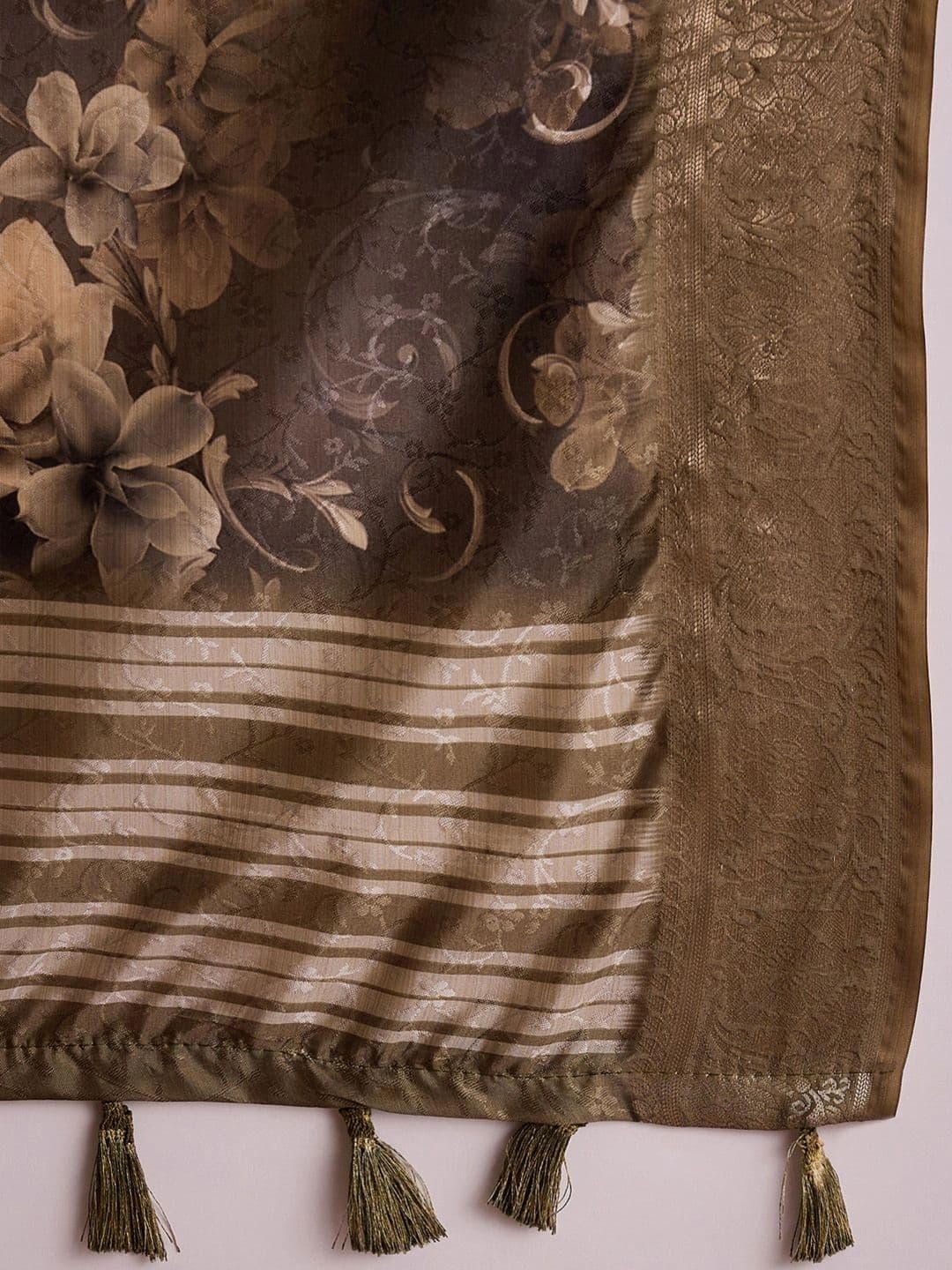 Sangria Floral Zari Silk Blend Designer Sungudi Saree thumbnail 7