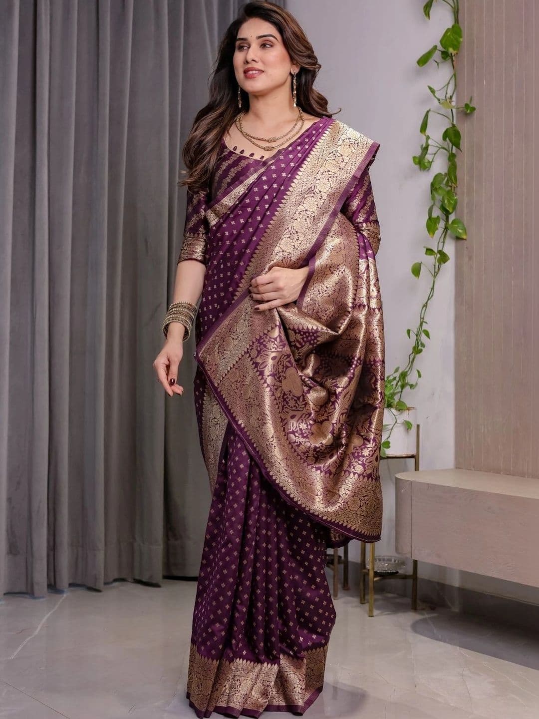 Mitera Woven Design Zari Silk Blend Designer Saree thumbnail 4