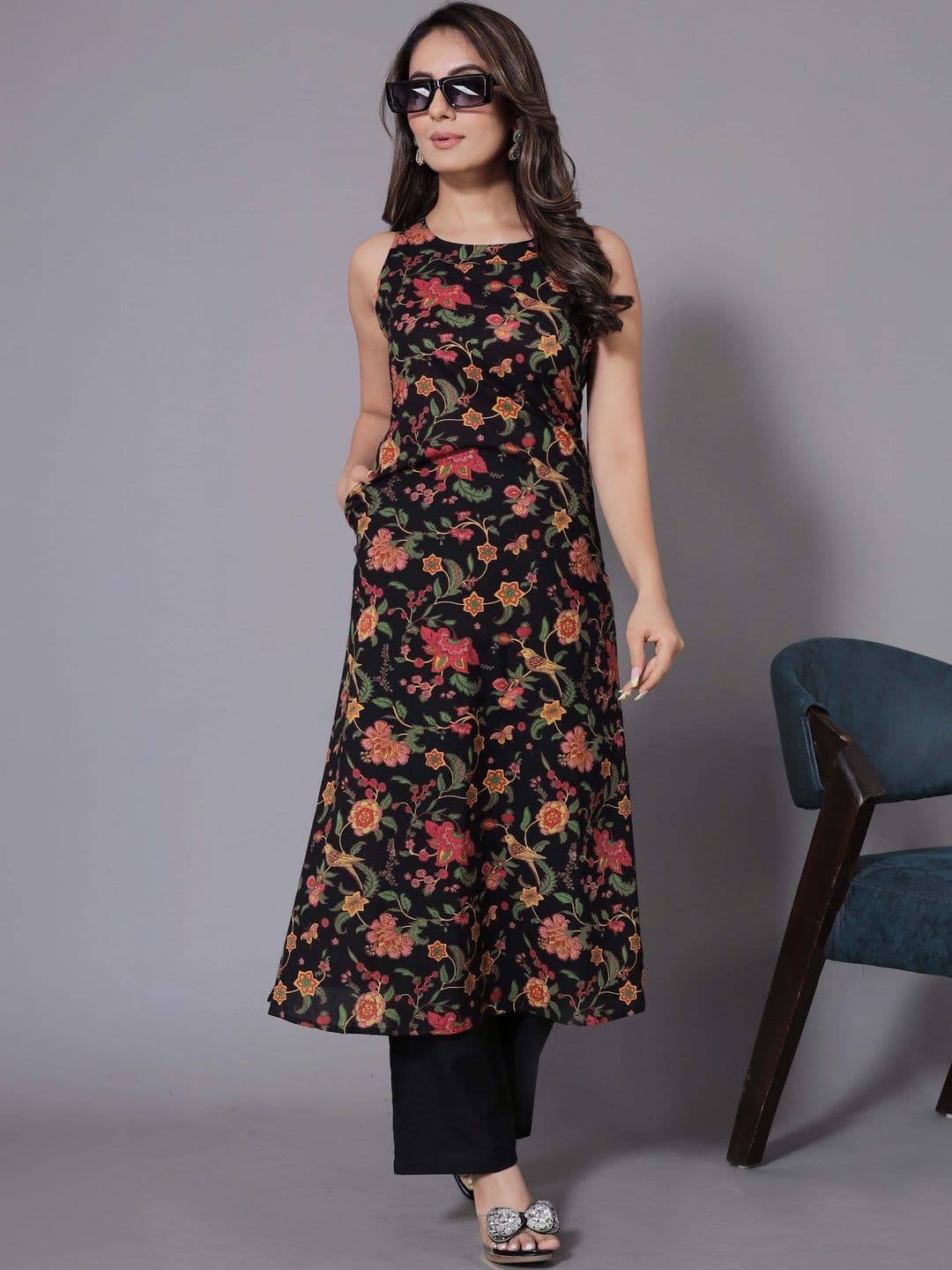 Charan Kanya Women Floral Printed Pure Cotton Straight Kurta with Palazzos thumbnail 3