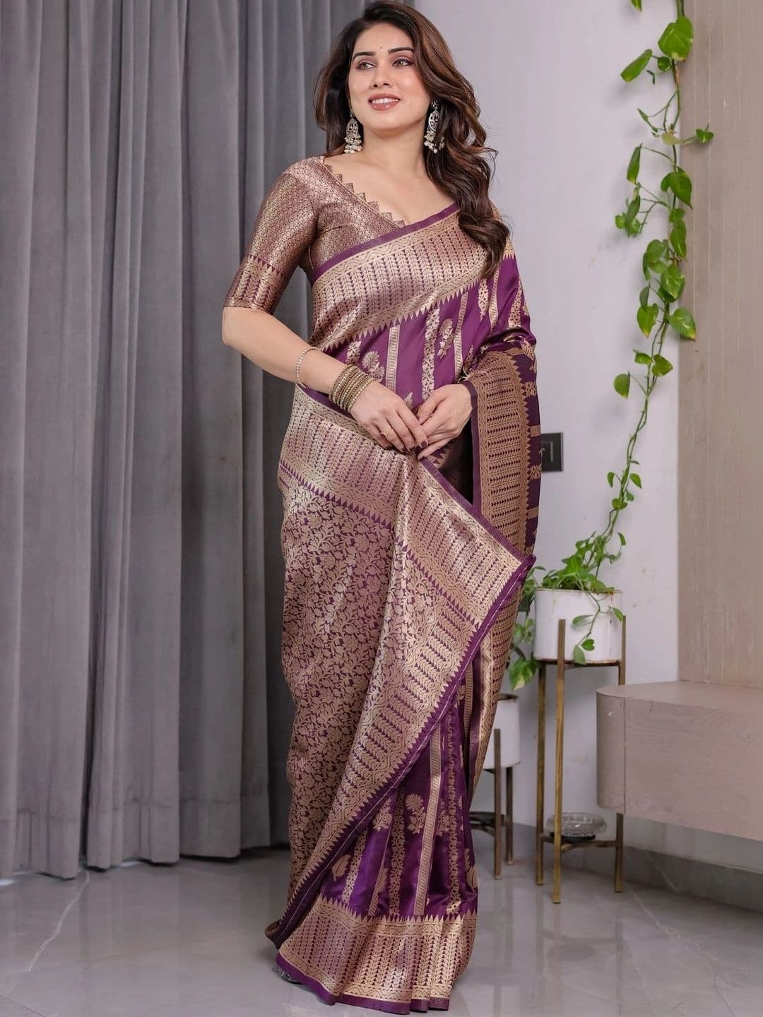 Mitera Woven Design Zari Silk Blend Designer Saree thumbnail 6