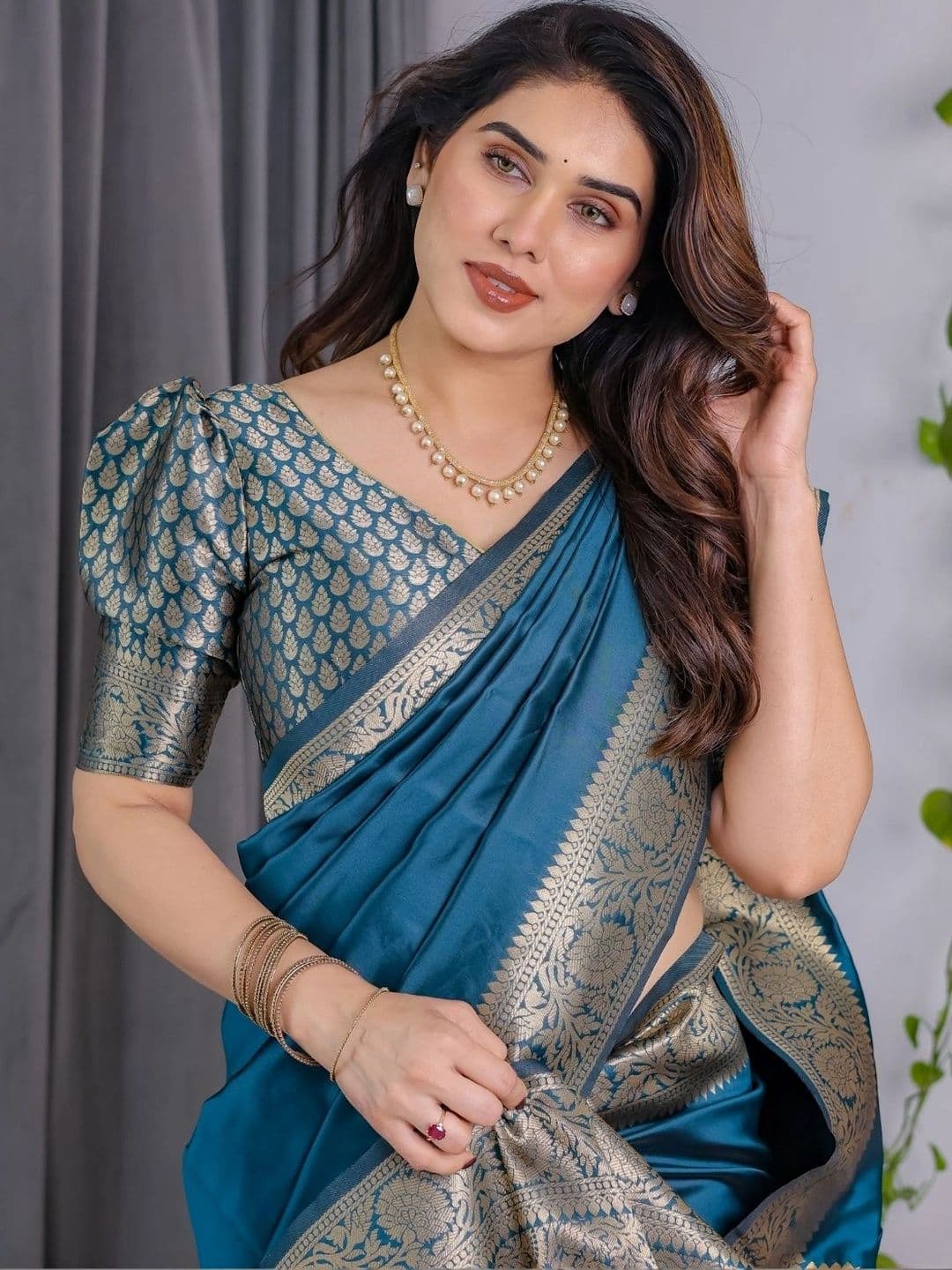 Mitera Woven Design Zari Silk Blend Designer Saree thumbnail 2